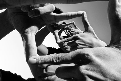 Der Weg des Subjekts verläuft in den Rahmen seiner Phantasmen. Die analytische Arbeit dekonstruiert diesen Rahmen und bezieht das Subjekt auf die Funktion des Signifikanten. Bild d-pham